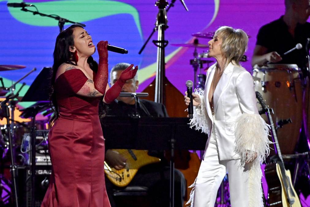 Carla Morrison y Ana Torroja interpretaron “Como tu Mujer”, un tema escrito por Solís, pero hecho suyo por Rocío Durcal.