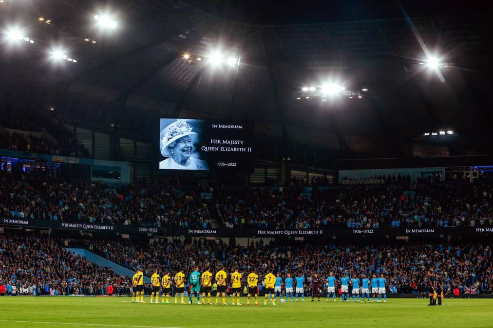 Antes del partido Manchester City-Borrusia Dortmund en el Etihad Stadium, se guardó un minuto de silencio en honor a la Reina Isabel II.