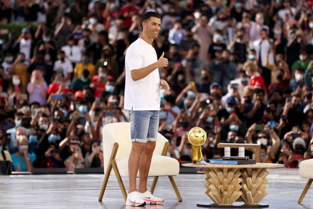 Cristiano Ronaldo saludando a las personas que se congregaron en la plaza El Wasl de Dubái.