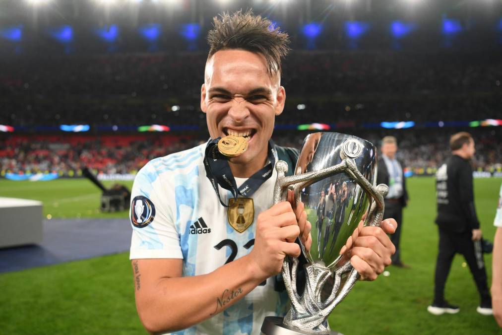 Lautaro Martínez, alegre posando con su medalla y el trofeo de campeones de la Finalissima.