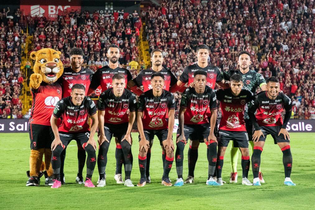 Liga Deportiva Alajuelense (Costa Rica): 30 títulos. 