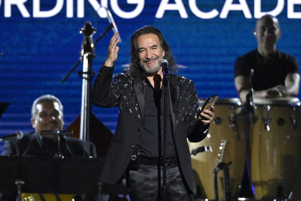 Una constelación de estrellas homenajeó este miércoles en Las Vegas al cantautor mexicano Marco Antonio Solís, en la tradicional ceremonia que engalana a la Persona del año, que marca la antesala de la entrega de los premios <b>Grammy</b> Latino que se entregan esta noche y que podrá ver desde las 5:15 pm por el canal TNT y Univisión.