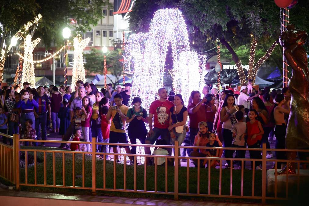 Las actividades continuarán el cuatro de diciembre con la inauguración de la primera villa navideña en Plaza de las Banderas, donde los asistentes podrán disfrutar de un atractivo show de luces, cine navideño y presentaciones artísticas y culturales.