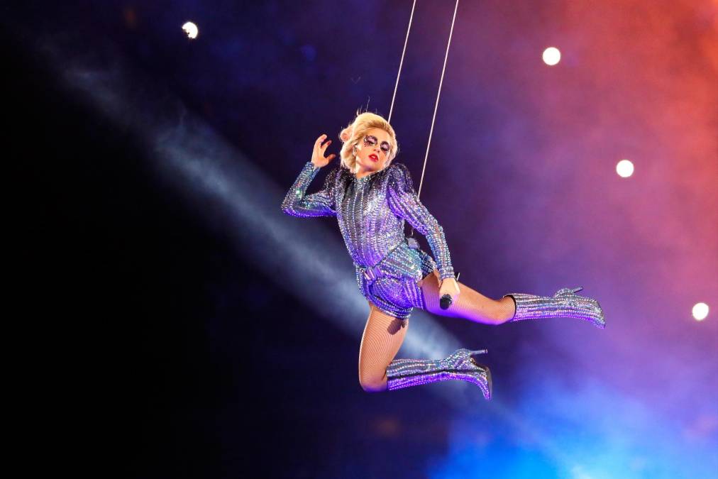 La presentación de Lady Gaga en la 51 edición del Super Bowl dejó a todos sorprendidos al lanzarse del techo del estadio e hipnotizar a muchos con sus electrizantes pasos de bailes; sin embargo el final del show fue lo que más llamó la atención, su sexy vestimenta que dejó ver de más.