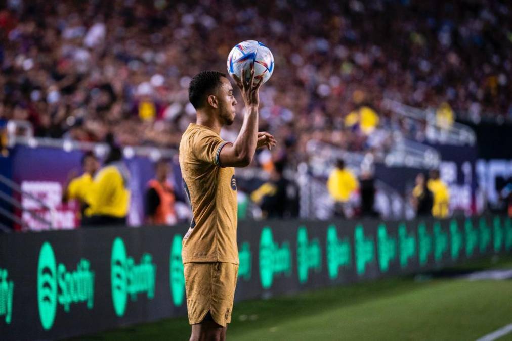 El lateral estadounidense Sergiño Dest no entra en los planes de Xavi y estaría saliendo del FC Barcelona. Al parecer Manchester United podría estar interesado en ficharle.