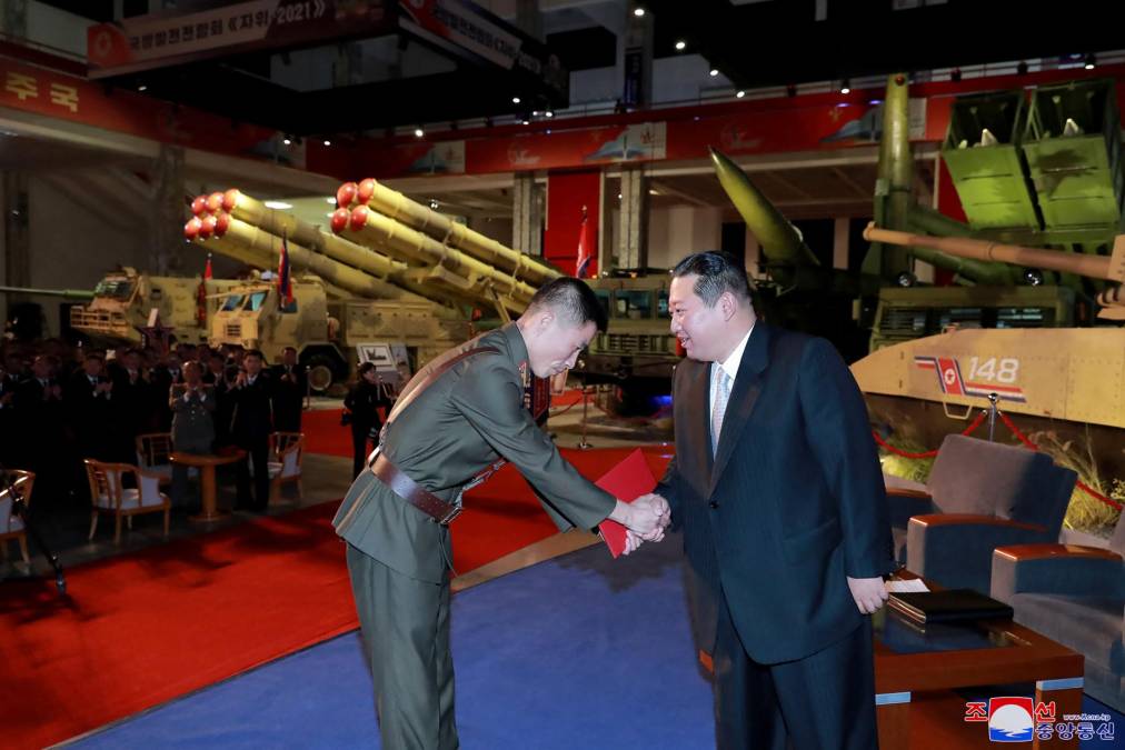 Kim Jong-un pronunció después un discurso en el que defendió el derecho de su país a desarrollar armas para defenderse de “fuerzas hostiles” y en el que aseguró que Washington aún mantiene intacta su política hacia Pionyang.