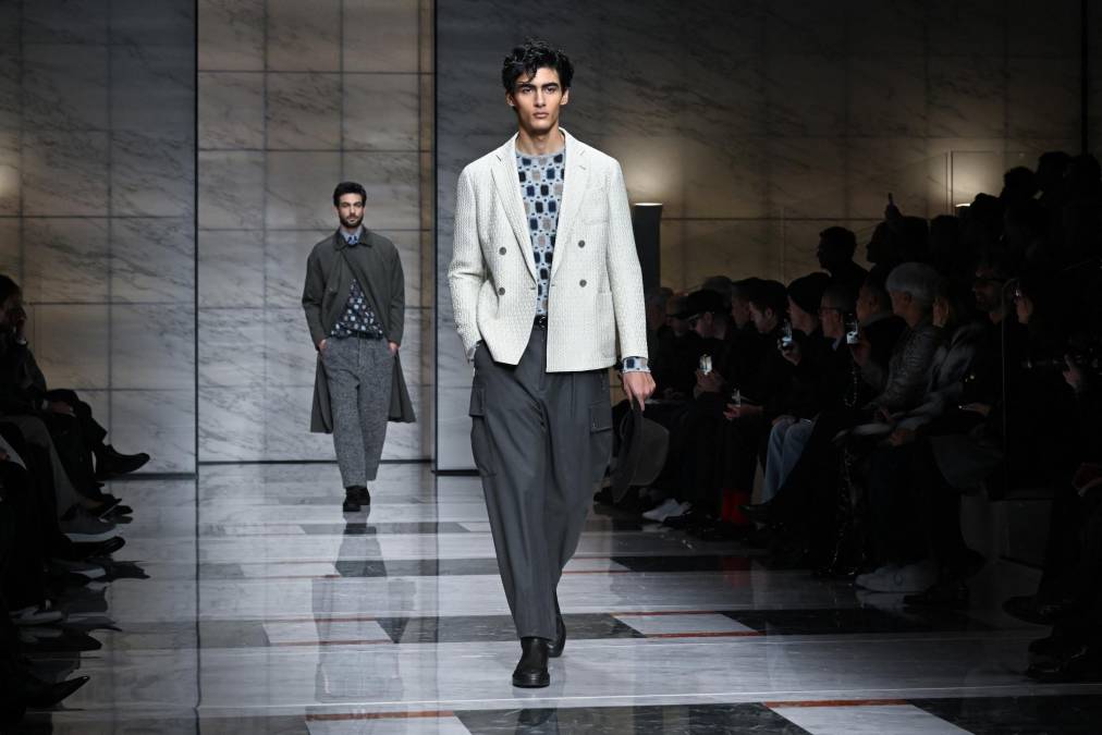 La elegancia y sobriedad definieron también la nueva colección de Emporio de Giorgio Armani, que quiso rendir un homenaje al pasado al revisitar el vestuario del aviador de los años 1930.