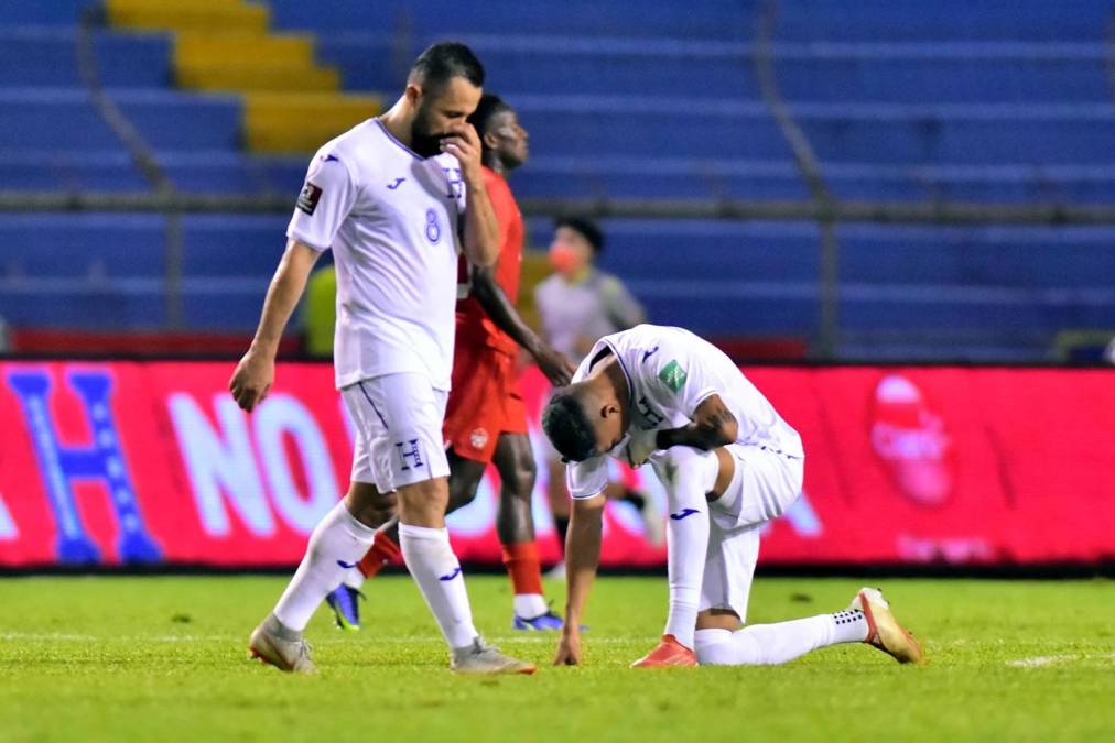 Alfredo Mejía, caminando cabizbajo, y Kervin Arriaga, de rodillas en el campo tras el final del partido. Todo era tristeza.