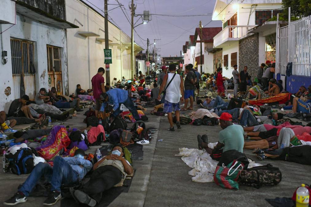 “Nos duelen los pies, hay muchos riesgos y tememos que nos pase algo, viajo con mi niño y mi vecina que lleva 8 niños y les tengo que ayudar”, aseguró a medios la migrante Ingrid López originaria de Guatemala.