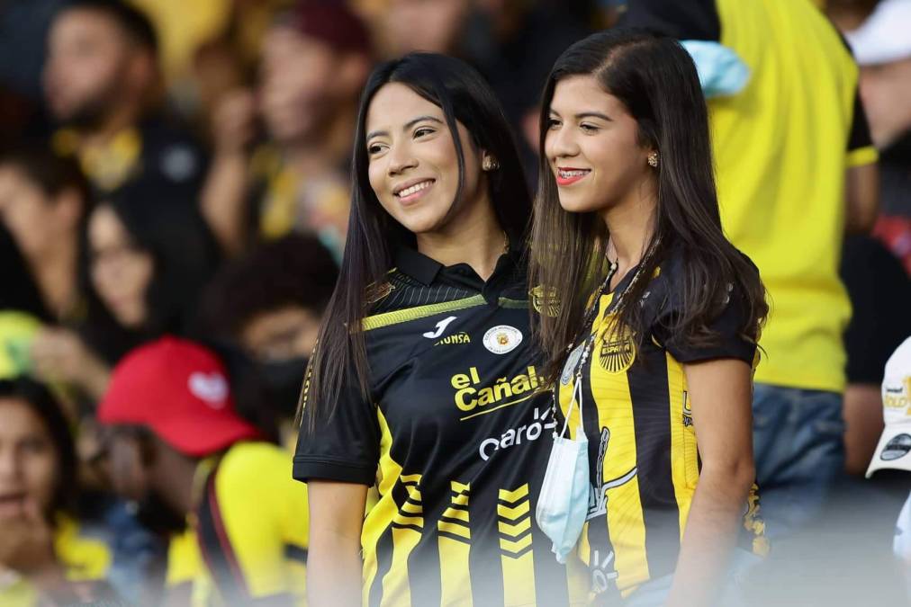 Ambientazo y lindas chicas en el Morazán con el Real España-Alajuelense por Liga Concacaf
