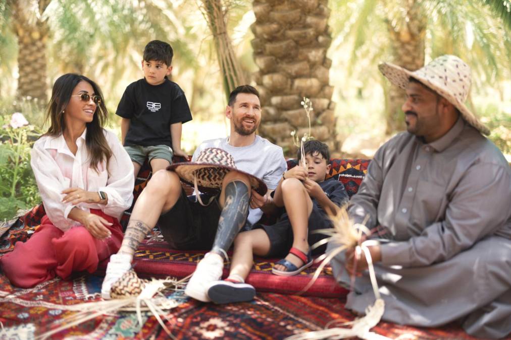 Según L’Équipe, Messi viajó a Arabia SaudITA sin la autorización de Luis Campos ni de su entrenador, Christophe Galtier. Toda la plantilla se presentó en la ciudad deportiva de Camp des Loges para ejercitarse y algunos jugadores, según el diario francés, se sorprendieron de la no presencia del rosarino justo después de haber sido visto en Arabia Saudí por motivos comerciales.