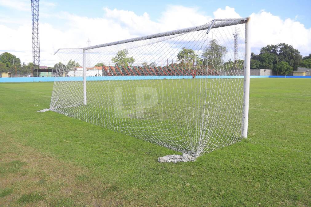 La grama del estadio Rubén Deras es mucho mejor que la de varios estadios en donde se juega al fútbol de la primera división.