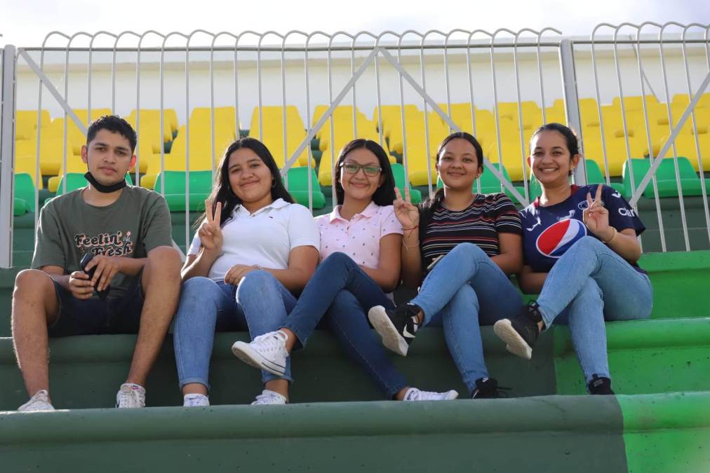 Este joven estuvo rodeado de bellas chicas en el estadio Carlos Miranda de Comayagua. 