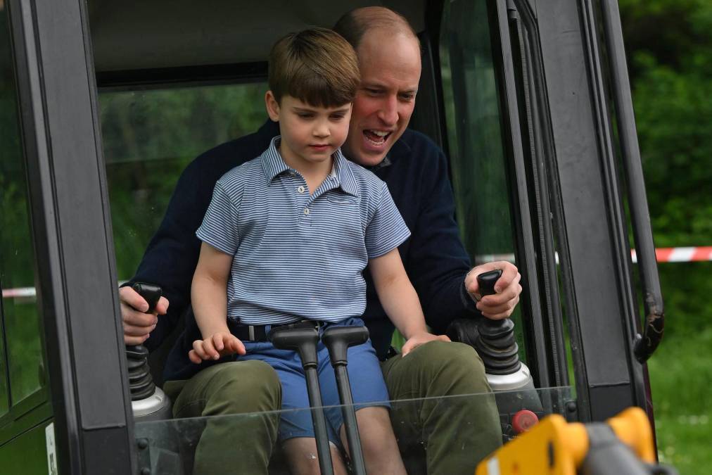 Los príncipes de Gales, William y Kate, junto con sus tres hijos, George, Charlotte y Louis, colaboraron este lunes con un grupo de Scouts en Slough (Inglaterra), dentro de una campaña para promover el voluntariado que impulsa el Palacio de Buckingham con motivo de la coronación de Carlos III.