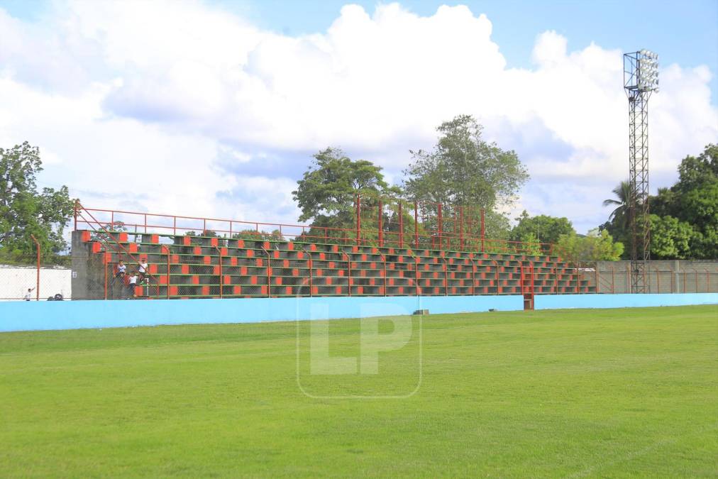El césped del estadio de Choloma no luce nada mal a comparación a lo que vemos en varios recintos deportivos donde se disputan los partidos de la Liga Nacional.