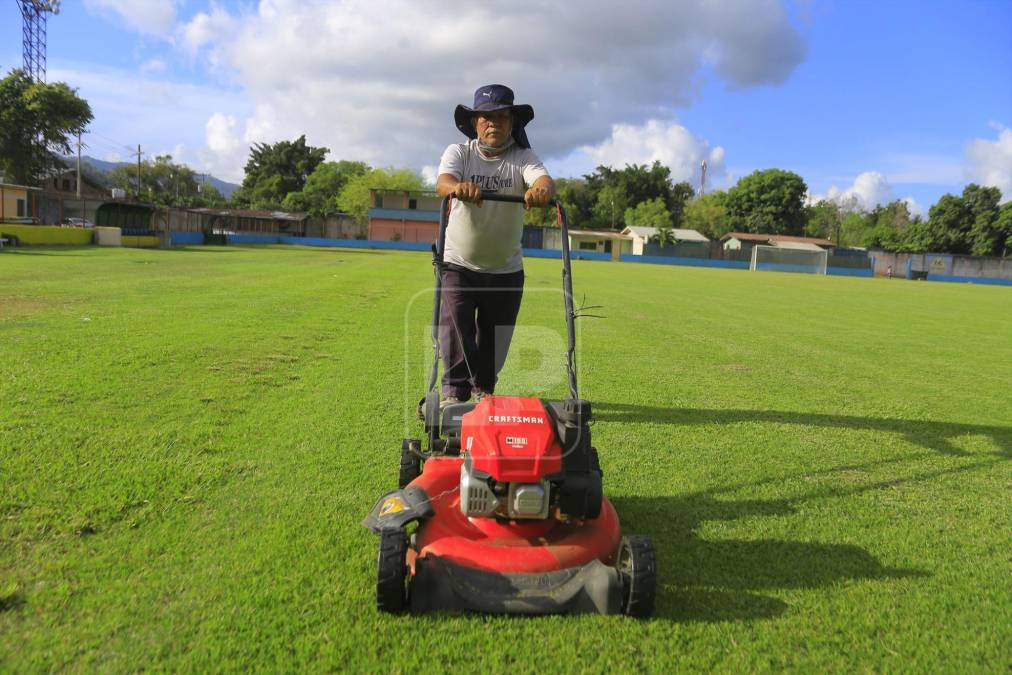 Encontramos al personal de mantenimiento en pleno trabajo, haciendo el corte de la grama que ha pedido del técnico Héctor Vargas. Se dejó a dos pulgadas, pues ha pedido un terreno de juego rápido en el que buscará hacer sufrir al Marathón.