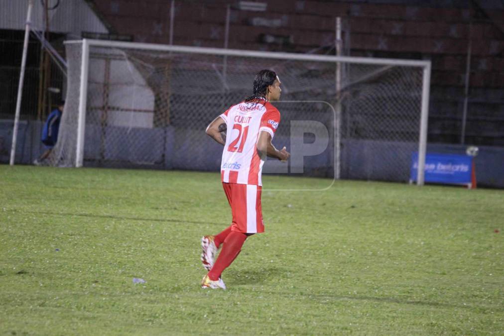 Gullit Peña poco o nada pudo hacer en la goleada 3-0 sufrida por el Vida a manos del Motagua. 