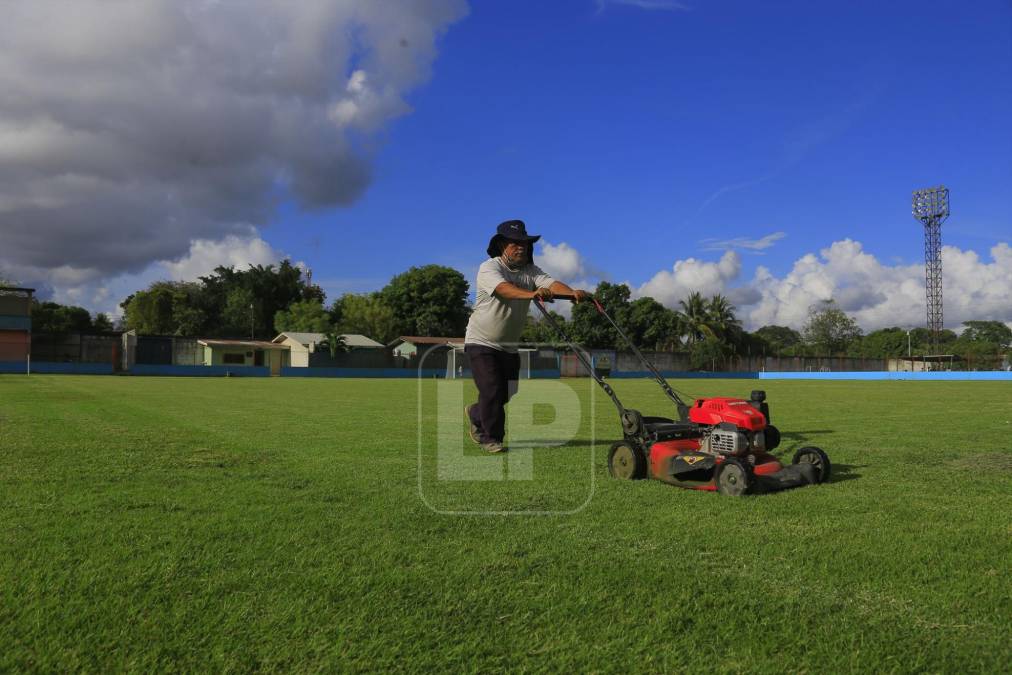 La grama de la cancha fue cortada a dos pulgadas, Real España ha estado entrenando en los últimos días para adaptarse a su escenario