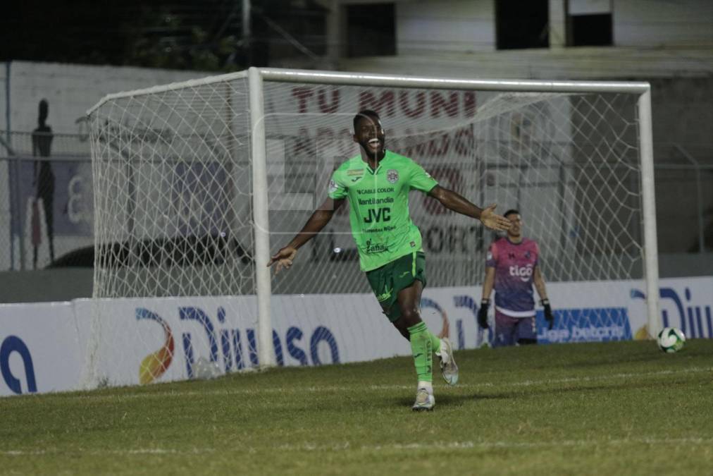 Clayvin Zúniga celebró de esta manera su gol. El atacante ha marcado dos goles en su regreso a la Liga Nacional.