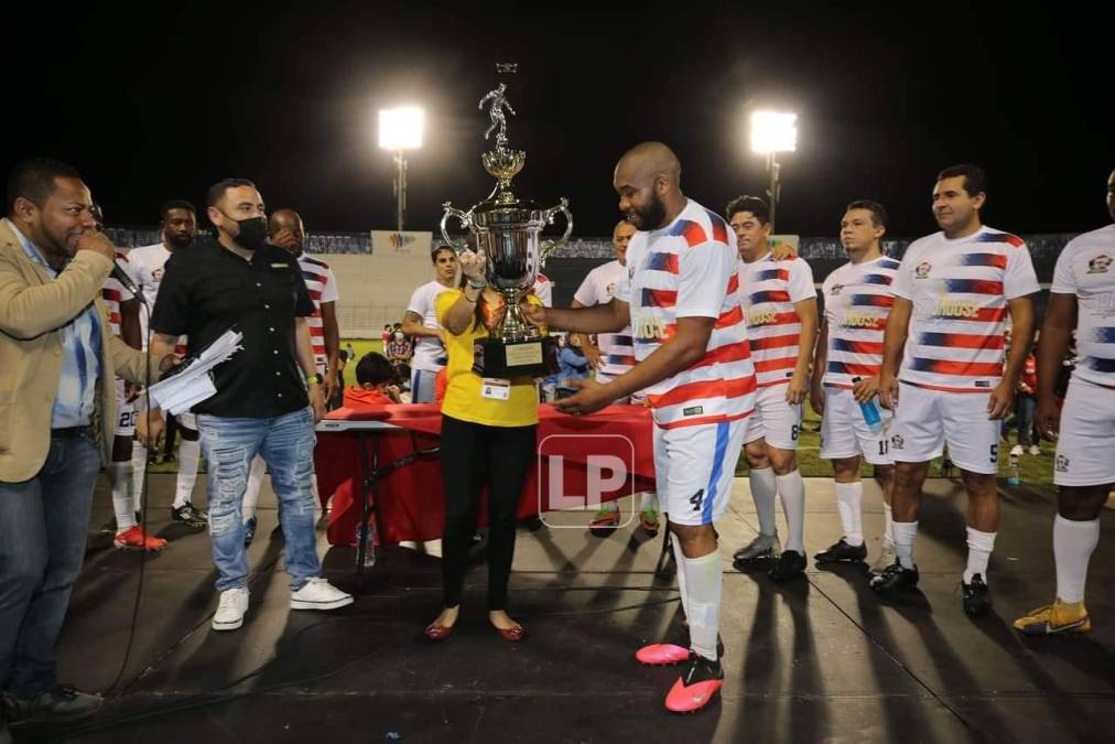 Wilson Palacios recibió el trofeo que otorgaron por el partido benéfico.