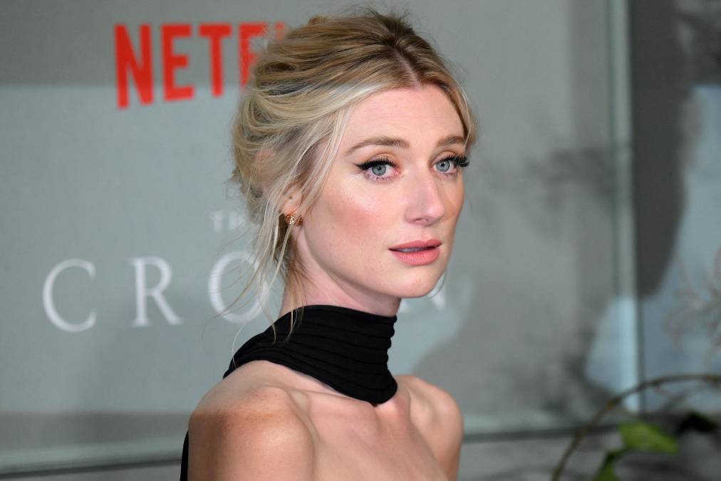 Entonces, ¿quién es Elizabeth Debicki? La actriz de 32 años nació en París, Francia, y creció en Melbourne, Australia, donde su familia se mudó cuando ella tenía 5 años. 