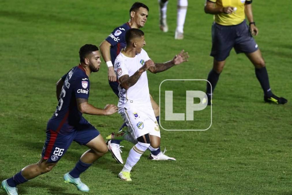 Esta falta de Roberto Moreira sobre Stheven Robles provocó el zafarrancho en el partido.