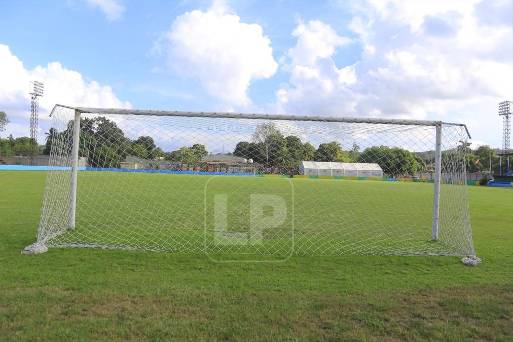 En el estadio Rubén Deras de Choloma encontramos un césped en buen estado. 