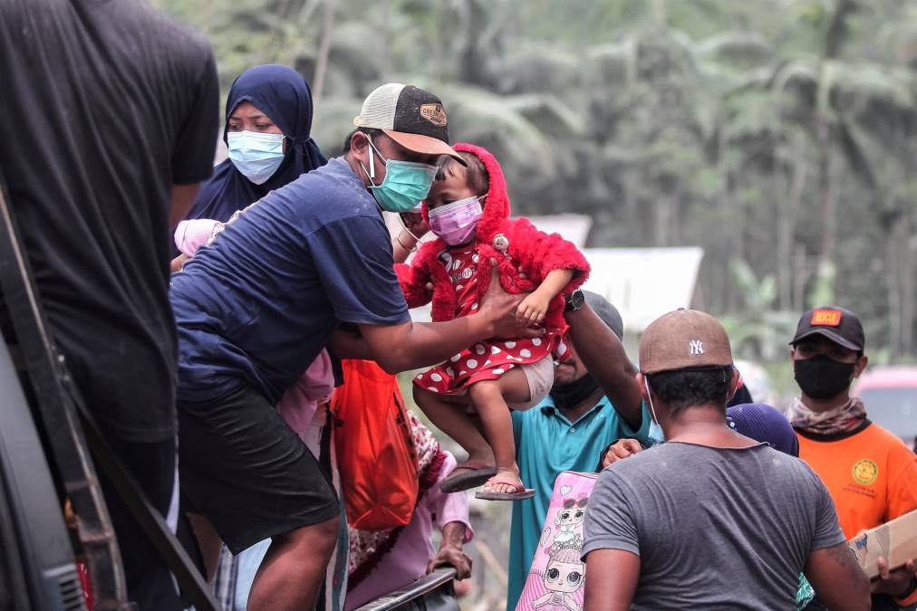 Las autoridades han evitado, como suelen hacer en algunas ocasiones cuando suceden desastres naturales, precisar una cifra de desaparecidos, aunque esta mañana indicaron que fueron evacuados con vida una decena de mineros que habían quedado atrapados a raíz de la erupción.