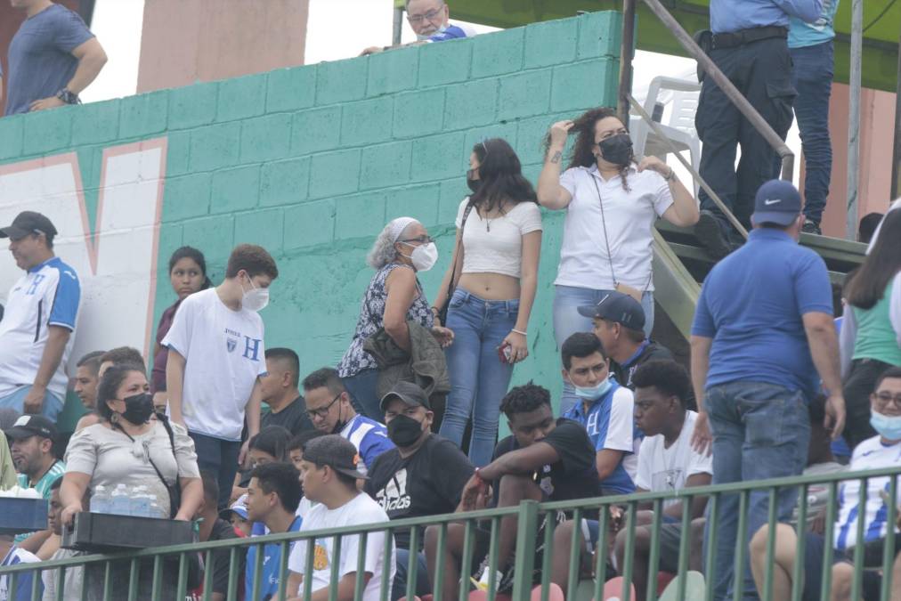 Personas de todas las edades llegaron al Honduras vs Curazao del Premundial Sub-20 de Concacaf.