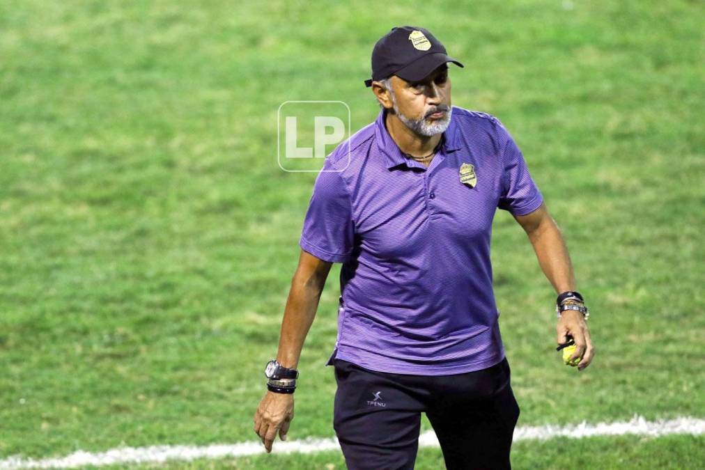 La cara de pocos amigos de Raúl ‘Potro‘ Gutiérrez, entrenador del Real España.