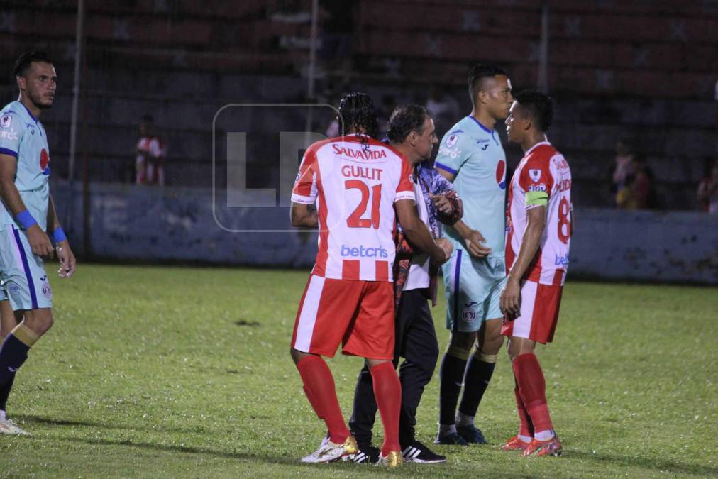 Ángel Tejeda del Motagua observó el saludo del Gullit Peña con su entrenador Fernando Mira.