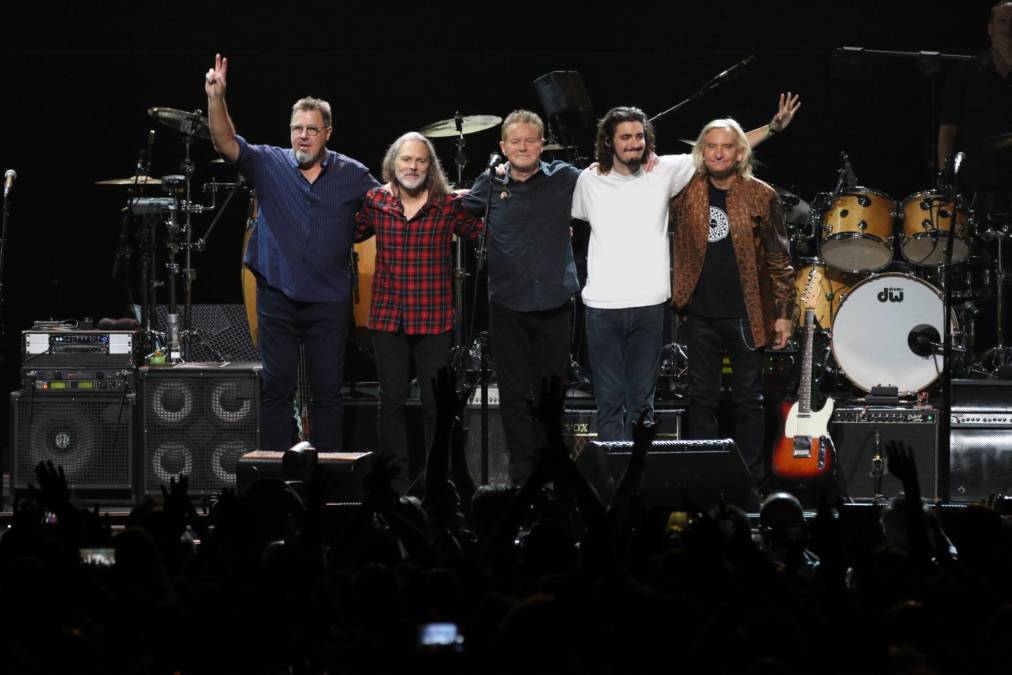 Eagles, banda estadounidense de country rock y hard rock, se llevan el sexto lugar con 2.6 millones de dólares por ciudad.