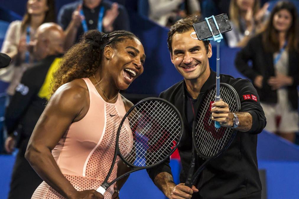 Roger Federer junto a la máxima exponente del tenis femenino, Serena Williams, quien también se retiró este año. 