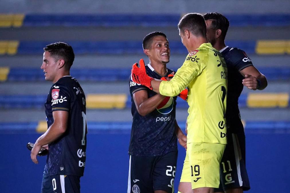 Jonathan Rougier fue felicitado por sus compañeros tras clasificar al Motagua a semifinales de Liga Concacaf. 