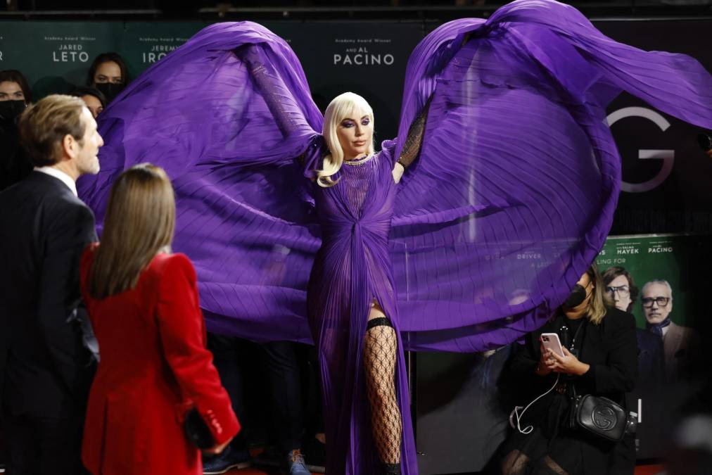 La cantante y actriz estadounidense Lady Gaga arribó a la premier de “House of Gucci” y dejó boquiabiertos a todos gracias a su espectacular atuendo.