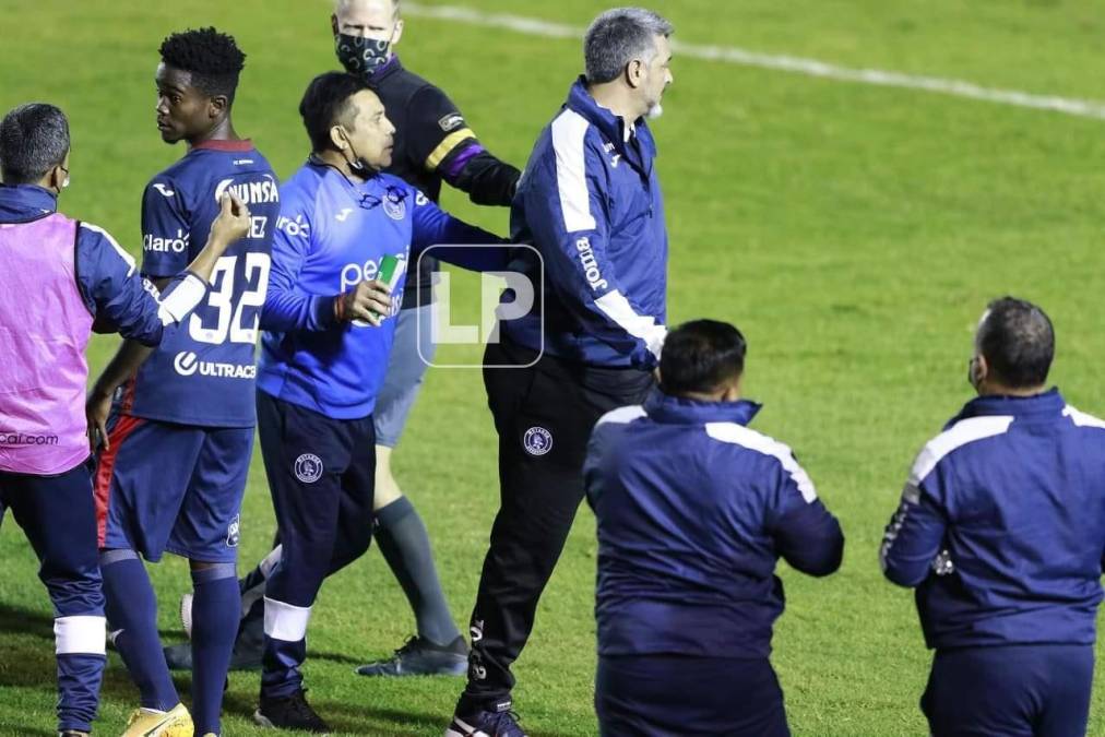 El cuerpo técnico de Motagua sacando a Diego Vázquez del campo.