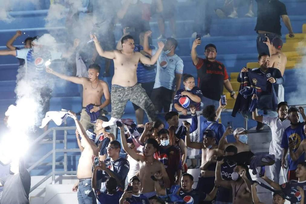 La afición del Motagua celebrando la victoria contra el Marathón.