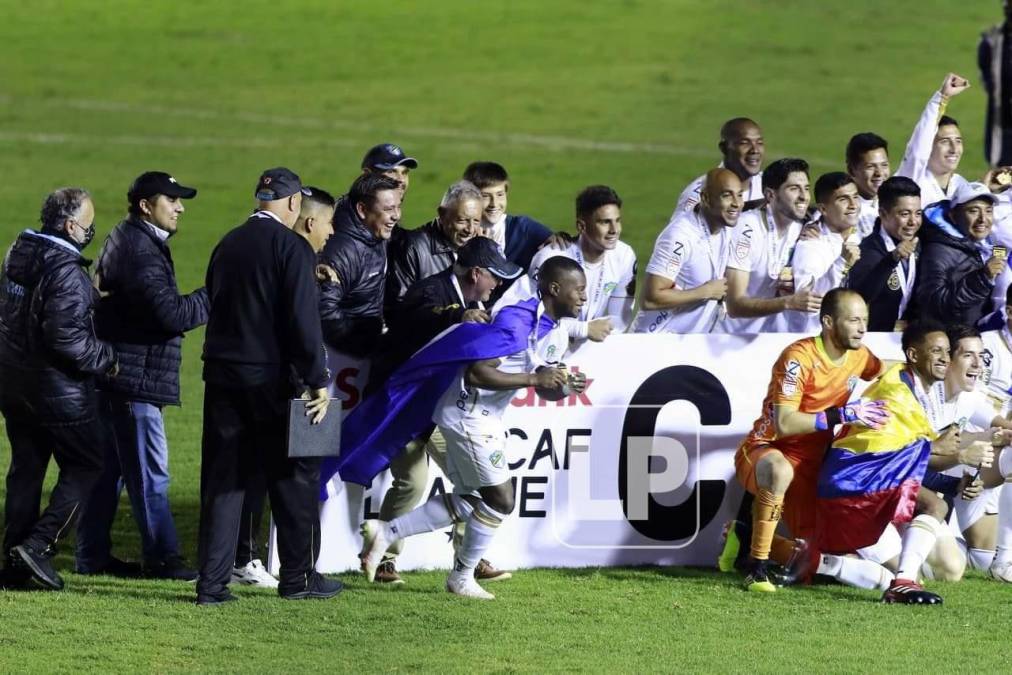 Júnior Lacayo corriendo para salir en la foto del recuerdo con la copa de la Liga Concacaf.