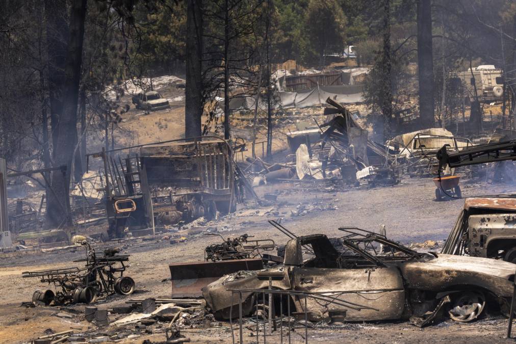 Infierno en California: Miles huyen de feroces incendios en medio de ola de calor que sofoca a EEUU