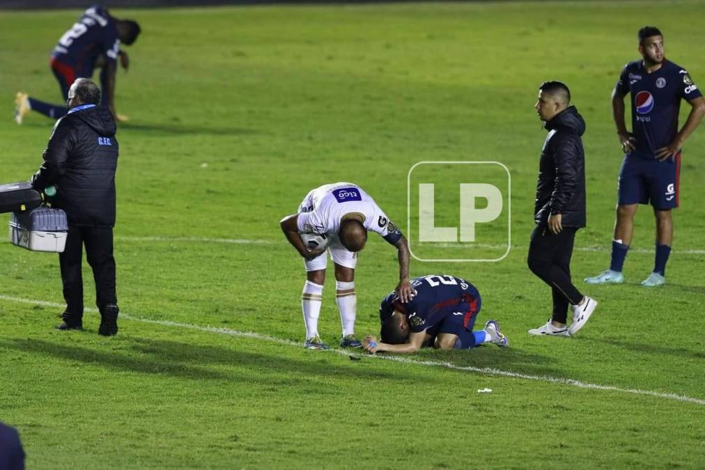 El capitán de Comunicaciones, José Contreras, se acercó a consolar a Omar Elvir.