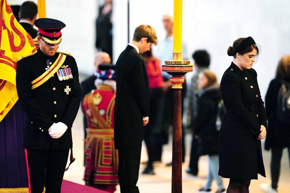 En la tarde del viernes, sus padres, los cuatro hijos de Isabel II, participaron en una ceremonia idéntica en torno al féretro de la monarca.