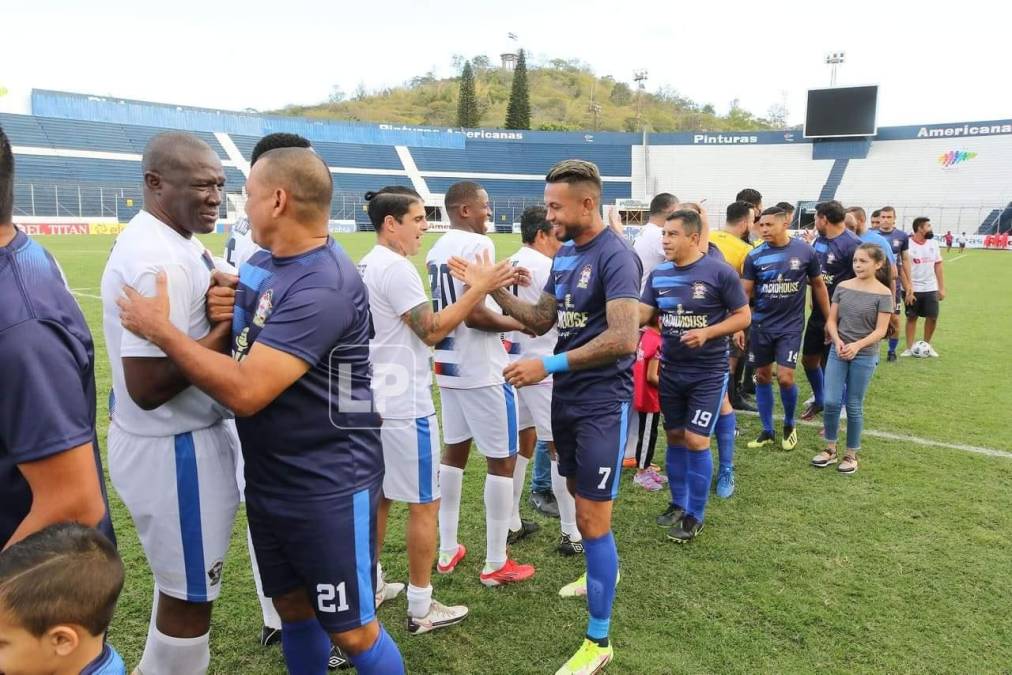 En el partido también jugaron dos futbolistas que siguen activos como Carlos ‘Chino‘ Discua y Boniek García, quien actualmente está sin equipo.