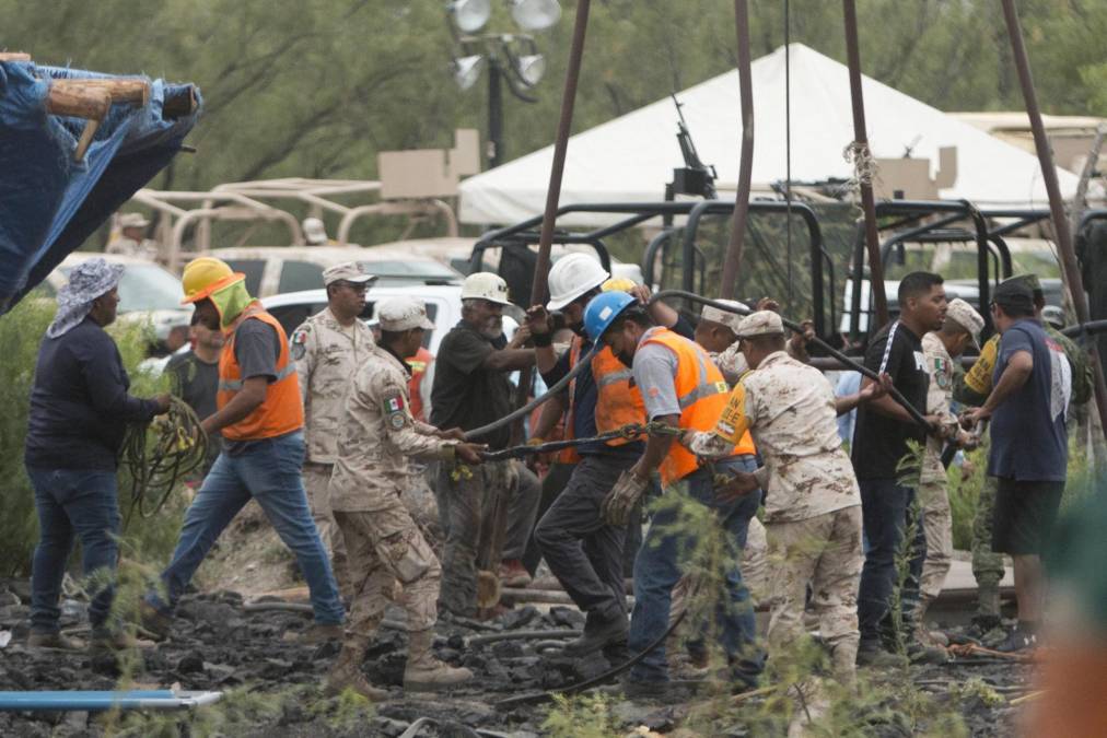 Las autoridades mexicanas preparaban este lunes un operativo para que buzos rescatistas puedan ingresar a una mina de carbón inundada, donde diez obreros permanecen atrapados desde hace cinco días.