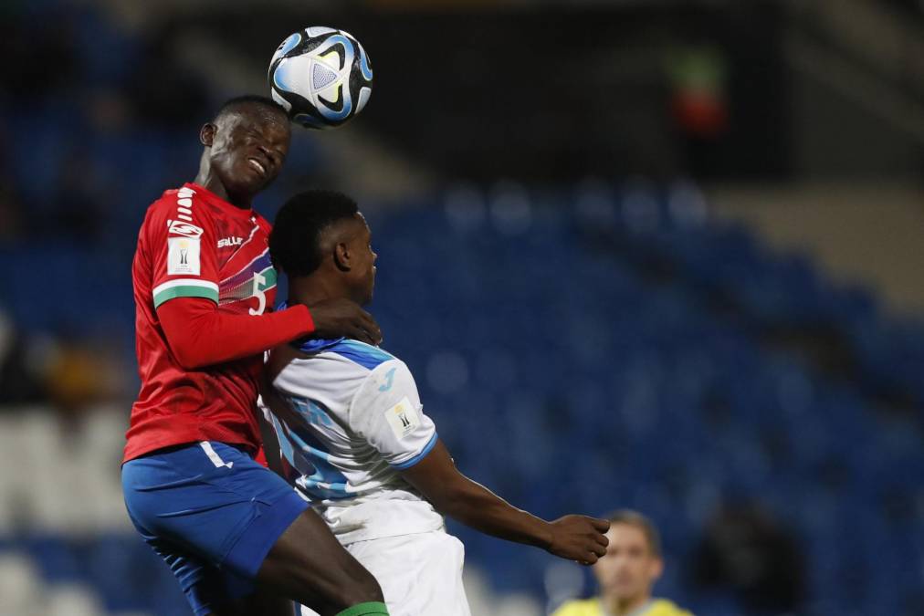 Tras el 2-1 de Gambia, los aficionados argentinos que estaban en el estadio se burlaron de Honduras al gritarle en varios ocasiones el olé, olé.