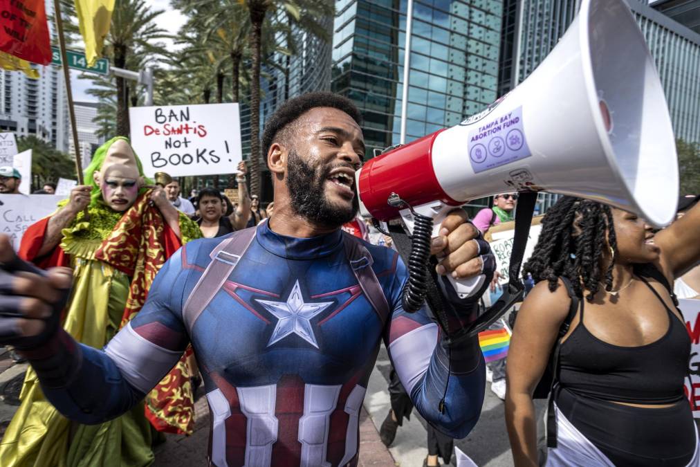 Cientos protestan en las calles de Miami contra el “racista” DeSantis