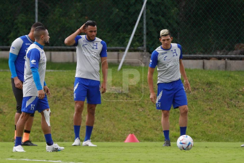 “Estoy agradecido con Dios por esta linda oportunidad y experiencia que tomamos con tranquilidad y responsabilidad. Vestir los colores de la selección no es fácil, es bastante exigente y acá vinimos, si el profe (Diego Vázquez) nos ha llamado es porque hay un propósito de Dios, como dice la Palabra -son muchos los llamados y pocos los escogidos”, indicó Francisco Martínez.