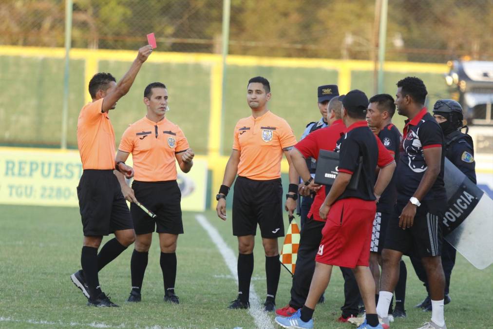 Al final del duelo el réferi del partido expulsó a siete involucrados entre cuerpo técnico