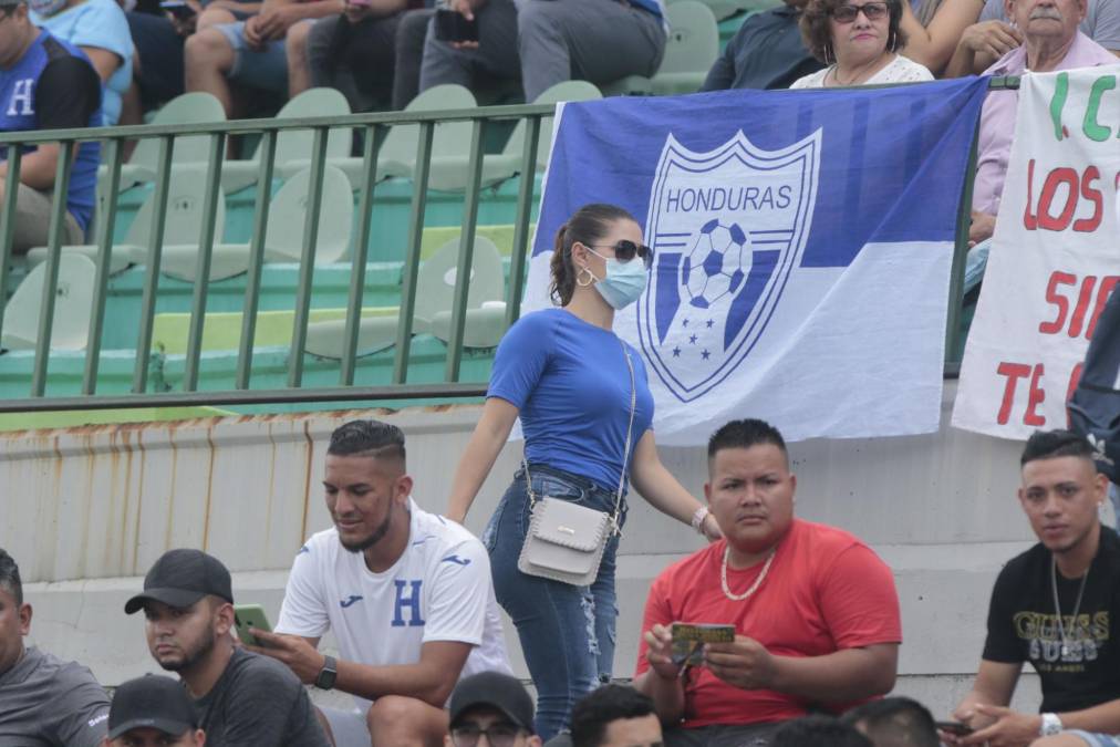 Una hermosa chica que fue captada tras ingresar al estadio.