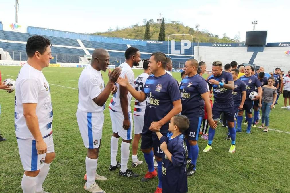 Amado Guevara saludando a Eduardo Bennett antes del inicio del partido.