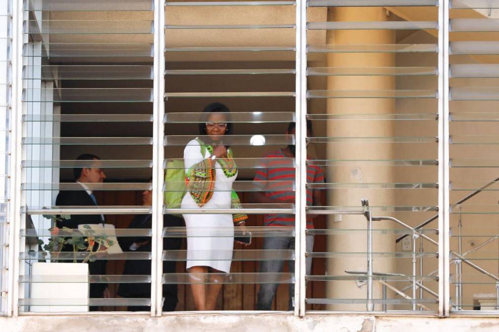 La diputada Johana Bermúdez se asoma por la ventana del segundo piso del edificio del Congreso Nacional.